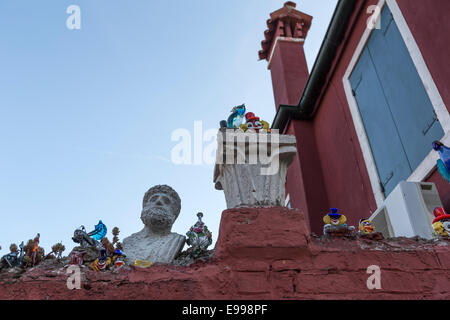 Wanddekoration mit Murano-Glas Skulpturen in Burano, bekannt für seine bunten Häuser in der Nähe von Venedig. Stockfoto