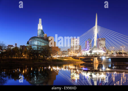 Winnipeg-Skyline bei Nacht mit dem Canadian Museum for Human Rights und Esplanade Riel Brücke, Winnipeg, Manitoba, Kanada Stockfoto