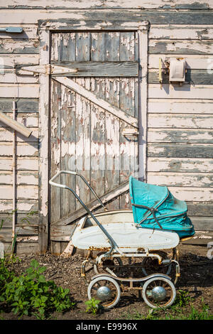 Eine alte Grainery Tür und Kinderwagen auf dem Froese-Bauernhof in der Nähe von Winkler, Manitoba, Kanada. Stockfoto