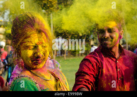 Paar feiern Holi Festival, Kolkata, Westbengalen, Indien Stockfoto