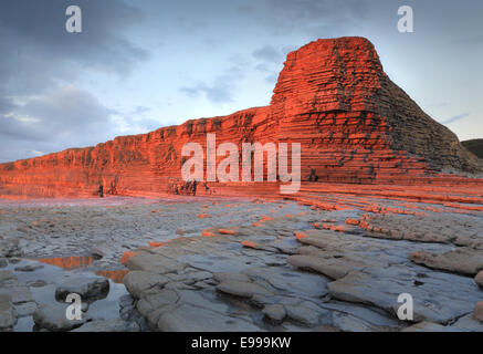 Spätabends Sonneneinstrahlung auf Klippen am Nash Point, Südwales, dramatisch drehen dem Felsen eine reiche Orange / rot in den Sonnenuntergang Stockfoto