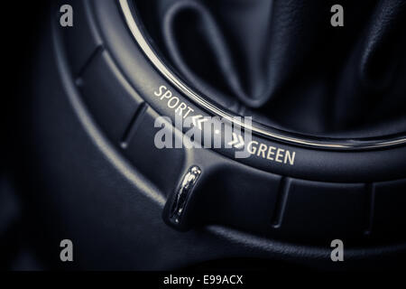 Detail mit dem Sport-Sparmodus Schalter in einem Auto. Stockfoto