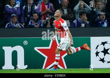 Anderlecht (Belgien). 22. Oktober 2014. UEFA Champions League Fußball. Anderlecht gegen Arsenal. Kieran Gibbs von Arsenal feiert seine ausgleichende Ziel für Arsenal Credit: Action Plus Sport/Alamy Live News Stockfoto