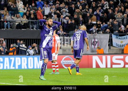 Anderlecht (Belgien). 22. Oktober 2014. UEFA Champions League Fußball. Anderlecht gegen Arsenal. Steven defour kann nicht glauben, sie lassen das Spiel Rutschen Weg Credit: Action Plus Sport/Alamy Live News Stockfoto