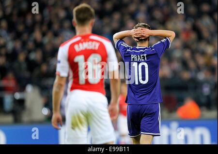 Anderlecht (Belgien). 22. Oktober 2014. UEFA Champions League Fußball. Anderlecht gegen Arsenal. Dennis Praet kann nicht glauben, sie lassen das Spiel Rutschen Weg Credit: Action Plus Sport/Alamy Live News Stockfoto