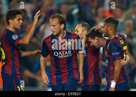 Camp Nou, Barcelona, Spanien. 21. Oktober 2014. Lionel Messi (FC Barcelona) (2. R) feiert nach seinem Tor in der Champions League-Fußball-Spiel zwischen FC Barcelona und Ajax Amsterdam, am Stadion Camp Nou in Barcelona, Spanien-Credit: Action Plus Sport/Alamy Live News Stockfoto