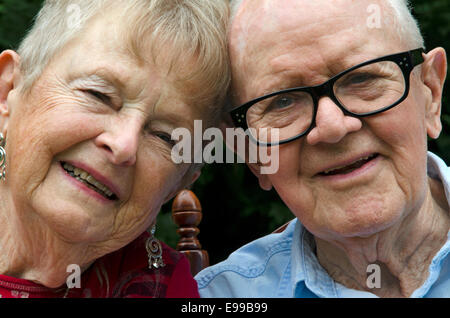 Porträt von einem älteren Ehepaar mit Köpfen gegen einander hautnah. Stockfoto