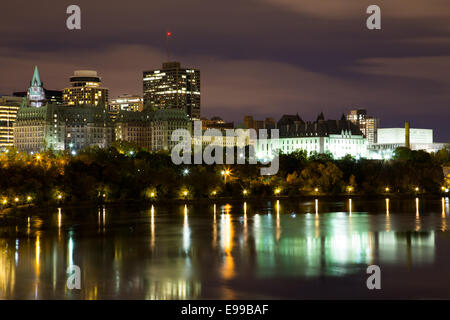 Teil des Ottawa-Skyline bei Nacht zeigen Reflexionen in Ottawa River Stockfoto