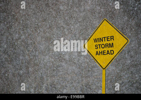 Wintersturm Schild: Vorsicht Zeichen vor Gewitterwolken Warnung vor "Winter Storm Warning." Stockfoto