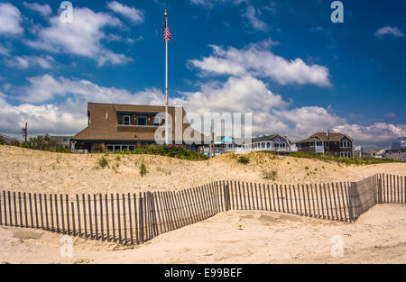 Sanddünen und Häuser in Ocean City, New Jersey. Stockfoto
