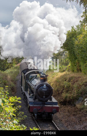 4936 GWR Hall Class - Kinlet Halle klettert in Richtung Combe Florey auf der West Somerset Railway während der Herbst-Dampf-Gala 2014 Stockfoto