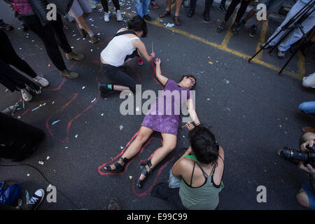 Buenos Aires, Argentinien. 22. Oktober 2014. Demonstranten nehmen Teil an einer Protestkundgebung für die 43 vermissten Studenten die Ayotzinapa Lehrerseminar in Mexikos Guerrero Zustand vor der Botschaft von Mexiko in Argentinien, in Buenos Aires, Argentinien, am 22. Oktober 2014. © Martin Zabala/Xinhua/Alamy Live-Nachrichten Stockfoto