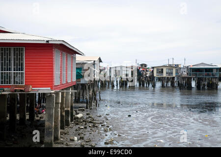 Die gestelzt Dorf Koki am östlichen Ende von Ela Beach, Port Moresby, Papua-Neuguinea Stockfoto