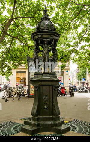 Trinkbrunnen in Paris Stockfoto