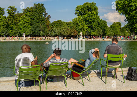 Menschen entspannen in der Nähe von einem Becken in Paris Stockfoto