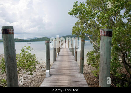 Eine lange Mole erstreckt sich über das Riff im Loloata Island Resort in der Nähe von Port Moresby, Papua-Neu-Guinea. Stockfoto