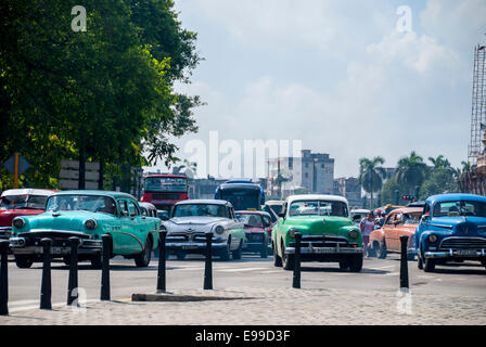 Alte amerikanische Oldtimer verwendet, da die Mehrheit des Datenverkehrs Parque Central auf dem belebten Prado in Havanna Kuba Taxis ausmachen. Stockfoto