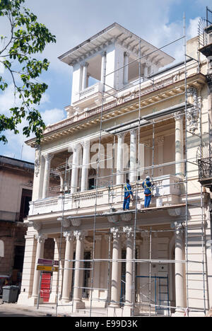 Sind Arbeiter mitten in der Wiederherstellung eines der vielen historischen spanischen Kolonialbauten, die reparaturbedürftig in Havanna Kuba Stockfoto