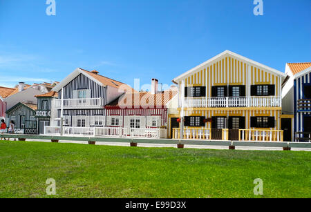 Gestreifte Strandhäuser, Stränden Aveiro, Portugal die Strandhäuser in bunten Streifen in Costa Nova, Portugal gemalt sind. Stockfoto