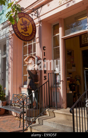 Zigarren Shop indische Statue - Alexandria, Virginia, Vereinigte Staaten Stockfoto