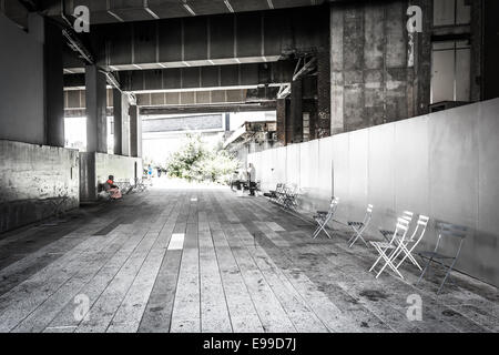 Tunnel an der Hochspannungsleitung in Manhattan, New York. Stockfoto