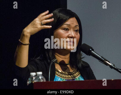 Los Angeles, Kalifornien, USA. 22. Oktober 2014. Westridge Schüler über ihr Leben und die Kraft der Vergebung in Pasadena, Kalifornien, Mittwoch, 22. Oktober spricht Kim Phuc Phan Thi, als das Kind in den Pulitzer-Preis ausgezeichneten Foto '' die Schrecken des Krieges '' oder '' Napalm Mädchen '' genommen von Associated Press-Fotograf Nick Ut während des Vietnam-Krieges dargestellt. 2014. Credit: Ringo Chiu/ZUMA Draht/Alamy Live-Nachrichten Stockfoto