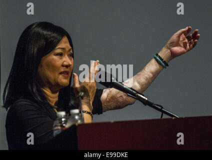 Los Angeles, Kalifornien, USA. 22. Oktober 2014. Westridge Schüler über ihr Leben und die Kraft der Vergebung in Pasadena, Kalifornien, Mittwoch, 22. Oktober spricht Kim Phuc Phan Thi, als das Kind in den Pulitzer-Preis ausgezeichneten Foto '' die Schrecken des Krieges '' oder '' Napalm Mädchen '' genommen von Associated Press-Fotograf Nick Ut während des Vietnam-Krieges dargestellt. 2014. Credit: Ringo Chiu/ZUMA Draht/Alamy Live-Nachrichten Stockfoto