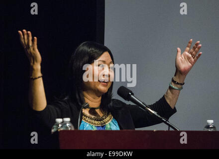 Los Angeles, Kalifornien, USA. 22. Oktober 2014. Westridge Schüler über ihr Leben und die Kraft der Vergebung in Pasadena, Kalifornien, Mittwoch, 22. Oktober spricht Kim Phuc Phan Thi, als das Kind in den Pulitzer-Preis ausgezeichneten Foto '' die Schrecken des Krieges '' oder '' Napalm Mädchen '' genommen von Associated Press-Fotograf Nick Ut während des Vietnam-Krieges dargestellt. 2014. Credit: Ringo Chiu/ZUMA Draht/Alamy Live-Nachrichten Stockfoto