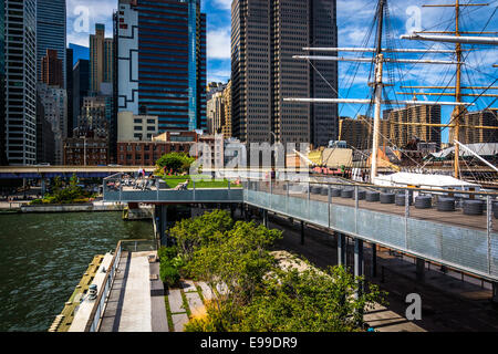 Ansicht von Gebäuden im Financial District von Pier 15, am South Street Seaport in Manhattan, New York. Stockfoto