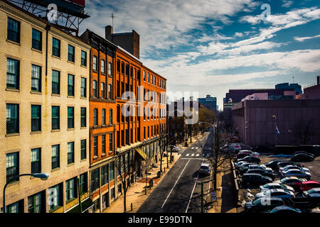 Blick auf Straße und alten Gebäuden aus der Ben Franklin Brücke Gehweg in Philadelphia, Pennsylvania. Stockfoto