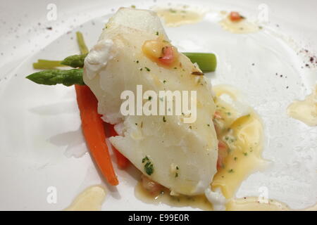 Ein gegrillter Pangasius Fisch Steak, isoliert auf einem weißen Teller Stockfoto