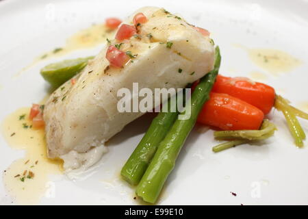 Ein gegrillter Pangasius Fisch Steak, isoliert auf einem weißen Teller Stockfoto