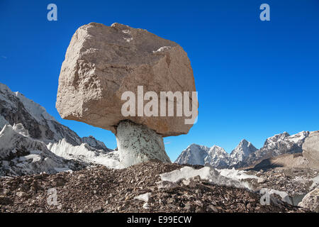 Wunder der Natur: ein riesigen Stein auf dem Eis Basis in Form eines Pilzes am Fuße des Everest-Gipfel. Stockfoto