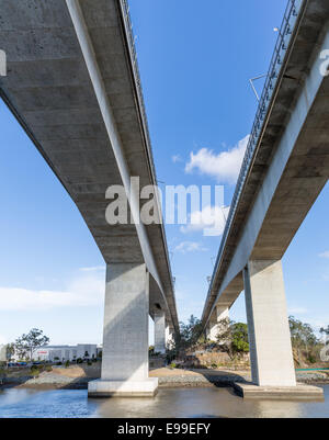 Brisbane Gateway Bridge betrachtet aus dem Brisbane River unten. Stockfoto