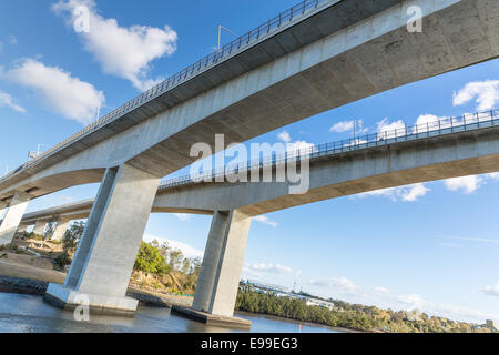 Brisbane Gateway Bridge betrachtet aus dem Brisbane River unten. Stockfoto