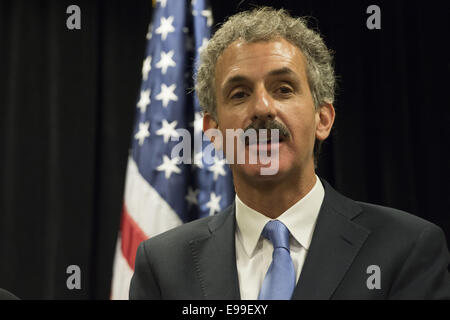 Atlanta, GA, USA. 21. Oktober 2014. MIKE FEUER, Los Angeles City Attorney, Antworten auf Fragen beim ersten nationalen Staatsanwälte gegen Waffengewalt Gipfel statt in Atlanta GA heute 21.10.14 mit Staatsanwälten aus allen Regionen auf das Land treffen, Ansätze zur Eindämmung der Waffengewalt zu diskutieren. © Robin Rayne Nelson/ZUMA Draht/Alamy Live-Nachrichten Stockfoto