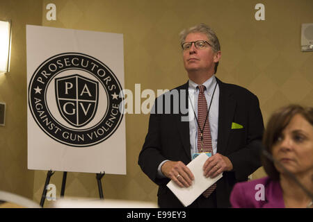 Atlanta, GA, USA. 21. Oktober 2014. CYRUS R. VANCE JR., Manhattan Bezirksstaatsanwalt, beantwortet Fragen zur ersten nationalen Staatsanwälte gegen Waffengewalt Gipfeltreffen in Atlanta GA heute 21.10.14 mit Staatsanwälten aus allen Regionen auf das Land treffen, Ansätze zur Eindämmung der Waffengewalt zu diskutieren. © Robin Rayne Nelson/ZUMA Draht/Alamy Live-Nachrichten Stockfoto