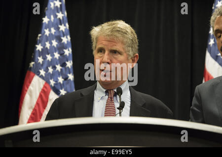 Atlanta, GA, USA. 21. Oktober 2014. CYRUS R. VANCE JR., Manhattan Bezirksstaatsanwalt, beantwortet Fragen zur ersten nationalen Staatsanwälte gegen Waffengewalt Gipfeltreffen in Atlanta GA heute 21.10.14 mit Staatsanwälten aus allen Regionen auf das Land treffen, Ansätze zur Eindämmung der Waffengewalt zu diskutieren. © Robin Rayne Nelson/ZUMA Draht/Alamy Live-Nachrichten Stockfoto