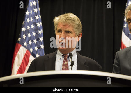 Atlanta, GA, USA. 21. Oktober 2014. CYRUS R. VANCE JR., Manhattan Bezirksstaatsanwalt, beantwortet Fragen zur ersten nationalen Staatsanwälte gegen Waffengewalt Gipfeltreffen in Atlanta GA heute 21.10.14 mit Staatsanwälten aus allen Regionen auf das Land treffen, Ansätze zur Eindämmung der Waffengewalt zu diskutieren. © Robin Rayne Nelson/ZUMA Draht/Alamy Live-Nachrichten Stockfoto