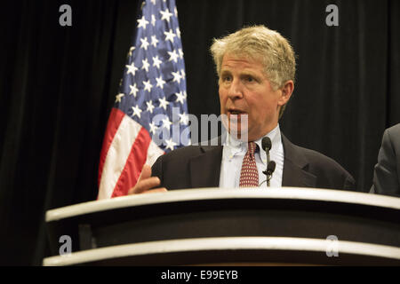 Atlanta, GA, USA. 21. Oktober 2014. CYRUS R. VANCE JR., Manhattan Bezirksstaatsanwalt, beantwortet Fragen zur ersten nationalen Staatsanwälte gegen Waffengewalt Gipfeltreffen in Atlanta GA heute 21.10.14 mit Staatsanwälten aus allen Regionen auf das Land treffen, Ansätze zur Eindämmung der Waffengewalt zu diskutieren. © Robin Rayne Nelson/ZUMA Draht/Alamy Live-Nachrichten Stockfoto