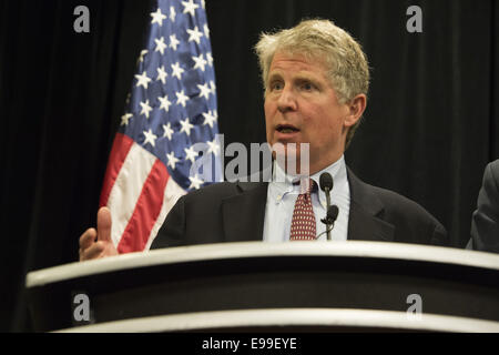 Atlanta, GA, USA. 21. Oktober 2014. CYRUS R. VANCE JR., Manhattan Bezirksstaatsanwalt, beantwortet Fragen zur ersten nationalen Staatsanwälte gegen Waffengewalt Gipfeltreffen in Atlanta GA heute 21.10.14 mit Staatsanwälten aus allen Regionen auf das Land treffen, Ansätze zur Eindämmung der Waffengewalt zu diskutieren. © Robin Rayne Nelson/ZUMA Draht/Alamy Live-Nachrichten Stockfoto