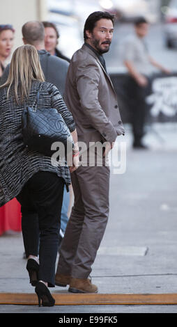 Hollywood, Kalifornien, USA. 22. Oktober 2014. US-amerikanischer Schauspieler Keanu Reeves kam für eine Aufzeichnung der Jimmy Kimmel Live! im El Capitan Theatre in Hollywood am Mittwoch, 22. Oktober 2014. In der Foto-Reeves verlässt Kimmel Live! nach seinem Auftritt am Mittwoch. Bildnachweis: David Bro/ZUMA Draht/Alamy Live-Nachrichten Stockfoto