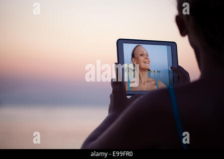 Frau macht Selfie auf Resort mit pad Stockfoto