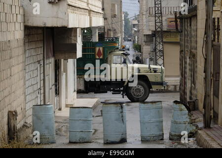 Eine Barrikade aus Fässern in der Nähe weg Zugang zu einer Straße in der Stadt Al-malikiya auch in al-Hasaka oder Hassakeh Bezirk im nördlichen Syrien Derek (Kurdisch) Stockfoto