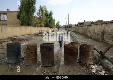 Eine Barrikade aus Fässern in der Nähe weg Zugang zu einer Straße in der Stadt Al-malikiya auch in al-Hasaka oder Hassakeh Bezirk im nördlichen Syrien Derek (Kurdisch) Stockfoto