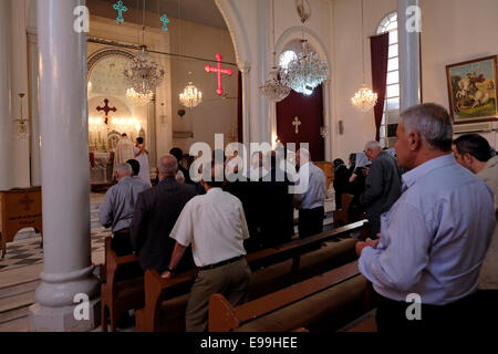 Syrische Christen Anbeter, die an einer Masse Zeremonie an der syrischen Kirche der Heiligen Jungfrau in der Stadt Qamischli auch Qamishly Kamishli oder Kamishly im Nordosten Syriens. Syrische Christen gehören zu den östlichen christlichen Tradition und Beten in Aramäisch. Sie beinhalten sowohl die orthodoxen und katholischen Zweige, und stellen rund 15 Prozent der 1,2 Millionen der syrischen Christen. Stockfoto