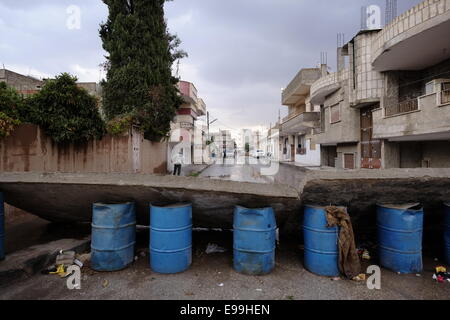 Eine Barrikade aus Fässern in der Nähe weg Zugang zu einer Straße in der Stadt Al-malikiya auch in al-Hasaka oder Hassakeh Bezirk im nördlichen Syrien Derek (Kurdisch) Stockfoto