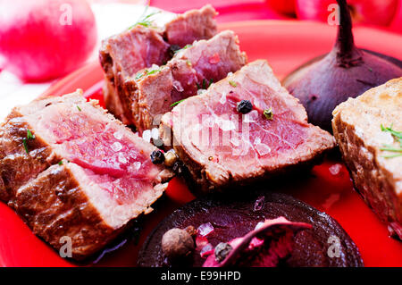 Leckere Rindersteaks mit rote Beete und Äpfel Gourmet-selten Stockfoto