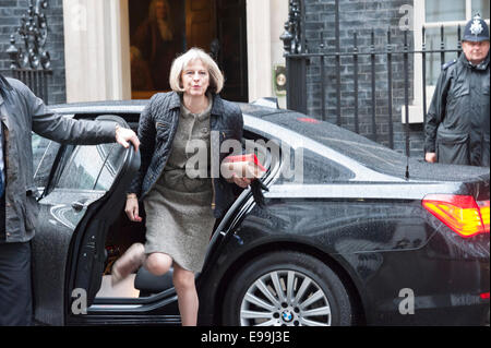 Downing Street, London, UK. 21. Oktober 2014. Minister besucht der wöchentlichen Kabinettssitzung in 10 Downing Street in London. Im Bild: Home Secretary - Theresa May. Bildnachweis: Lee Thomas/Alamy Live-Nachrichten Stockfoto