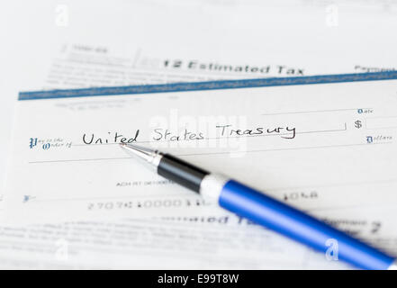 USA Steuerformular 1040 für das Jahr 2012 mit Scheck Stockfoto